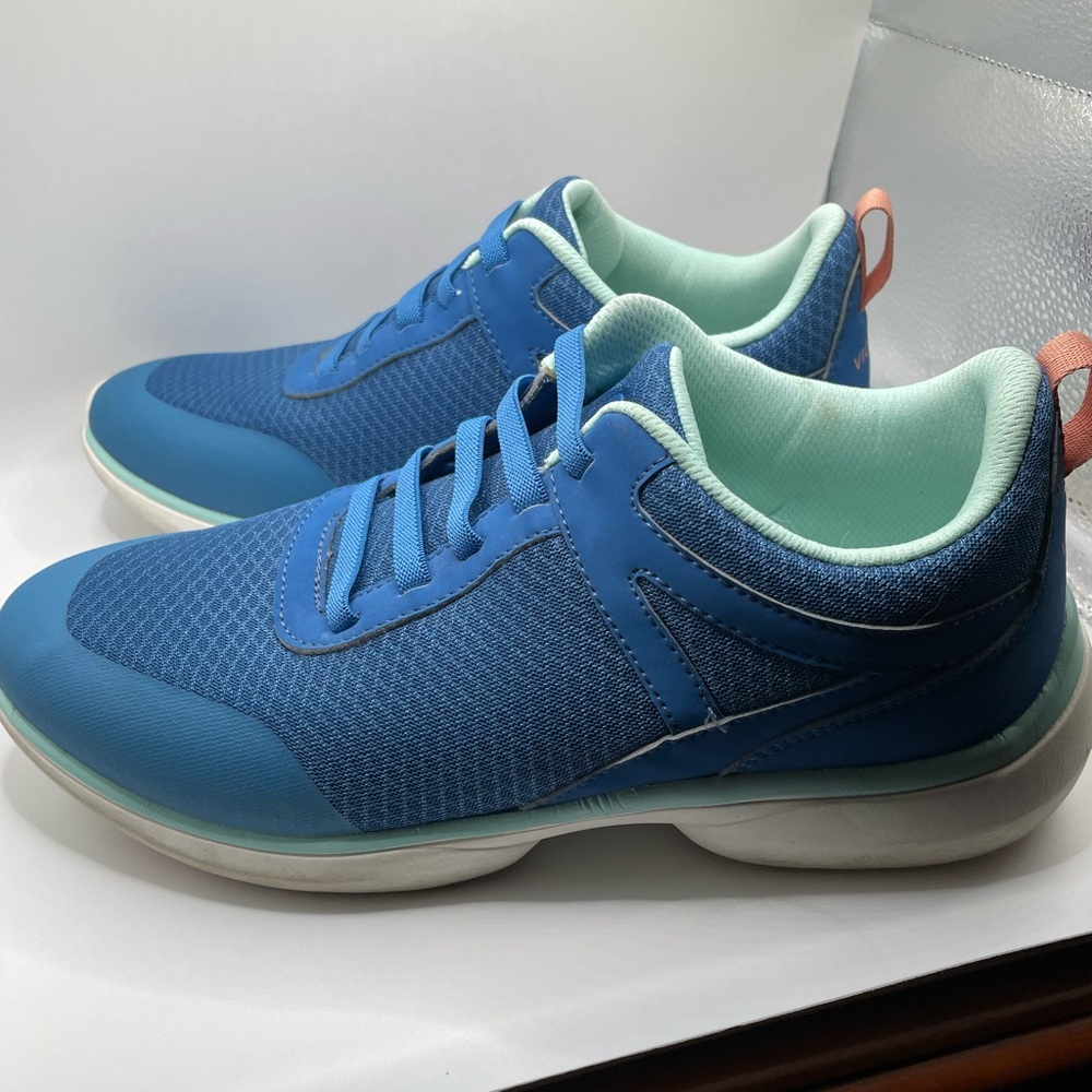 Vionic women’s Blue Walking Athletic Sneakers Size 9 Wide Excellent condition